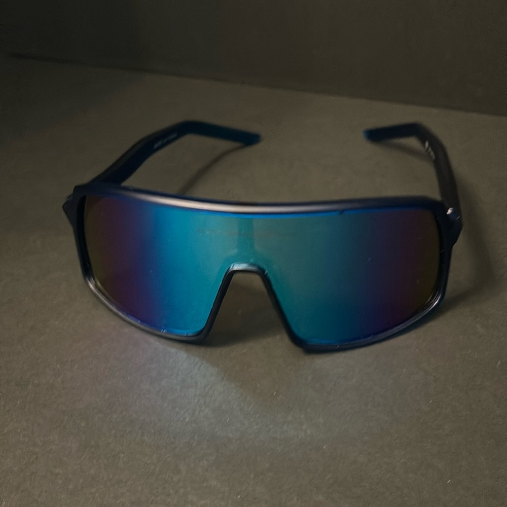 Oakley Blue Polarized Sunglasses- Unisex-excellent used condition.